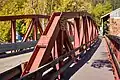 Die 1938 erbaute Jersey Bridge, ein seltenes erhaltenes Beispiel für eine einspurige, stahlversteifte Polygonbrücke mit Parker- und Pratt-Tragwerk