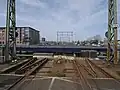 Geöffnete, oberlei­tungslose Eisen­bahn-Drehbrücke in Maassluis, Niederlande