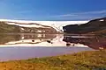 Die Gletscherzunge des Drangajökull weist auf die Kaldalón-Bucht. Dahinterliegend das Eisfeld des Gletschers.