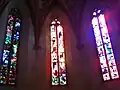 Die drei Glasfenster im Chor im Vormittagslicht