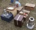 Drei Standböller mit Zubehör. Die Füllmenge des großen beträgt 400&nbsp;Gramm Schwarzpulver.