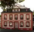 Heilige Dreifaltigkeit und St. Marien (Lebach), Pfarrhaus in dunkelroter Gewändefärbung