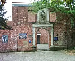 Portal der kriegszerstörten Dreifaltigkeitskirche, dahinter der Neubau