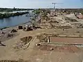Baufeld am Hafenbecken im April 2019, links der Elberadweg