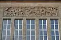 Relief mit Ikarus (Mitte), flankiert von Vulkan und Kriegern