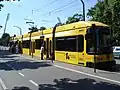 Erhöhung der Straßenfahrbahn zum ebenen Einstieg bei Platzmangel, hier am Großen Garten