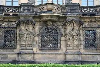 Drei der vergitterten Fenster des Grünen Gewölbes im Erdgeschoss