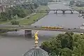Eine Straßenbahn überfährt 2013 den Teil der Brücke, der 2024 einstürzte (Blick von der Frauenkirche)