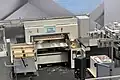 Eine industrielle Papier­schneide­maschine
