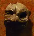 Zweigesichtige Maske