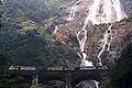 Lokomotiven auf der Brücke über die Wasserfälle