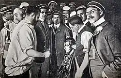 Nach einer Mensur: Paukant mit mehreren zu versorgenden Schmissen (1908)