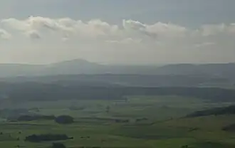 Der äußerste Osten des Gladenbacher Berglandes: Blick vom Rimberg auf den ebenfalls 498 m hohen Dünsberg (östliche Singularität des Krofdorf-Königsberger Forstes, nordwestlich von Gießen). Rechts das „Dreigestirn“ aus Dreisberg (448 m), Koppe (454 m) und Hemmerich (475,5 m, nur zum Teil auf dem Bild), östlich dessen der Naturraum Zollbuche in flacheres Hügelland übergeht.