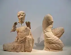 Seher und männliche Figur aus der linken Giebelhälfte