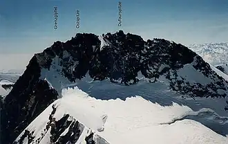 Die Dunantspitze ist die mittlere der beschrifteten Graterhebungen (gesehen vom Nordend von Norden)