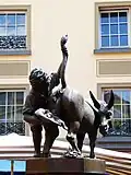 Skulptur mit Dukatenesel auf dem Brunnen des Marktplatzes. (Place de la Libération)