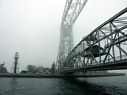 Die Hebebrücke „Aerial Lift Bridge“ kann innerhalb 55 Sekunden auf 40 m angehoben werden.