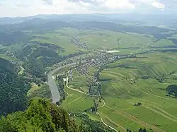 Blick von den Trzy Korony Dunajec-aufwärts – links im Wald ist das Červený Kláštor (Rotes Kloster) zu sehen.