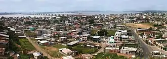 Blick auf Durán vom Cerro Las Cabras, im Hintergrund der Guayas mit der Brücke der Nationalen Einheit