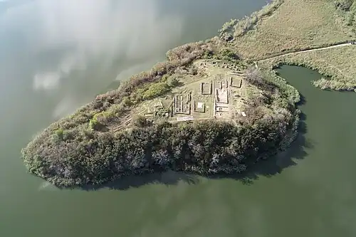 Tell von Golemija Ostrov („Große Insel“) und die archäologische Stätte. Die älteste Steinarchitektur des europäischen Kontinents (um 4500 v. Chr.) (Foto von Ivan Vajsov)