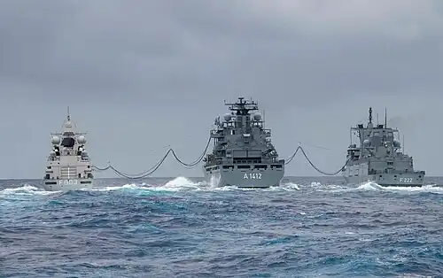 Bei der Versorgung von zwei Schiffen beim Manöver RIMPAC 2024