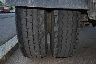 Doppelbereifung an der Hinterachse eines Lkw