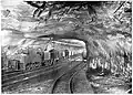 Elektrische Lokomotivförderung im Grubenfeld des „Agathe-Schachtes“ um 1883; hier zu sehen im Querschlag der 300-m-Sohle.