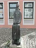 Statue vor der Raiffeisen-/Volksbank in Wemding