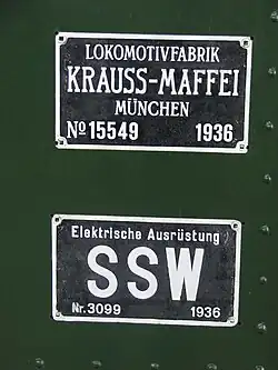 Fabrikschilder der Elektrolokomotive E 44 046