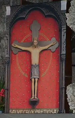 Zentrale Wallfahrtsfigur: das Hülfenskreuz aus dem 12. Jahrhundert am Gnadenaltar in der Kirche