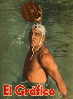 Codaro ragt mit dem Oberkörper aus dem Wasser und setzt mit dem rechten Arm zum Wurf an.