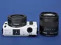 Canon EOS M mit 22&nbsp;mm Pancake-Objektiv und 18–55&nbsp;mm Standard-Zoomobjektiv