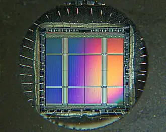 Aufgrund der regelmäßigen Strukturen der Speicherzellen entstehen am Chip Interferenzfarben