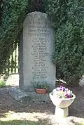 Gedenkstein am Friedhof