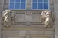 Skulpturen zum Thema Völker aus aller Welt an der Ostfassade