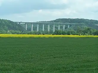 Blick von Südwesten auf die „Thüringer Pforte“. Über das Durchbruchstal der Werra mit dem Hörschelberg (rechts) und dem Kielforst (links) führt die 1984 eingeweihte Autobahnbrücke.