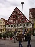 Das Kielmeyerhaus mit zwei offenen Ladeöffnungen