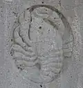 Reliefs mit Wassertieren erinnern an den alten Fischbrunnen