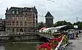 Die St.-Agnes-Brücke, Blick Richtung Bahnhof. Im Hintergrund links das Gebäude Bahnhofstraße 32 und weiter rechts der Schelztorturm