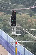 Ks-Signal als Einfahrsignal des Bahnhofs Limburg Süd. Signalbegriff: Fahrt mit 100 km/h (Ks 1 mit Zs 3) und Fahrt erwarten, da durch das gelbe Mastschild als Hauptsignal mit Vorsignalfunktion gekennzeichnet.