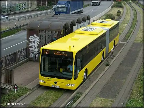Spurbus auf der Spurbusstrecke inmitten der A 40 – Haltestelle Feldhaushof