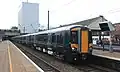 Ein Electrostar der Baureihe 387 der GWR hält in Ealing Broadway. Im Hintergrund ist ein S7-Zug der District Line zu sehen.