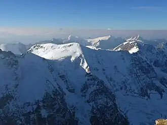 Äbni Flue von Norden, von der Jungfrau. Direkt dahinter das Nesthorn.