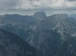 Blick vom Hochstadl nach Süden, rechts die Griessteine, mittig der charakteristische Gipfel des Ebensteins