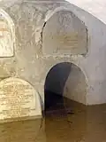 Krypta mit Gruft der Grafen Lazar, mit dem Wappen der Adelsfamilie (2010 nach Hochwasser)