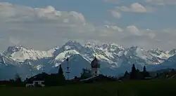 Bergblick von Eckarts mit Kirchturm von St. Peter und Paul.
