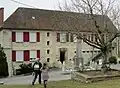 Grundschule und Gefallenendenkmal