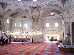 Linkes Bild: Innenraum der Üç-Şerefeli-Moschee, Edirne (um 1450) Rechtes Bild: Innenraum der Sultan-Ahmed-Moschee, Istanbul (1609–16)