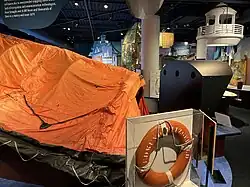 Rettungsboot und Rettungsring im Museum