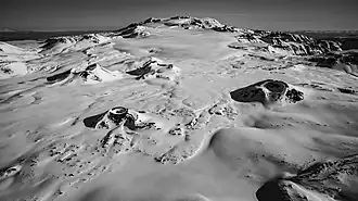 Die Nordhälfte des MEVC vom Süden des Big Raven Plateau aus; der Coffee Crater ist in der Mitte links, der Ice Peak und der Mount Edziza selbst sind oben rechts bzw. oben in der Mitte.